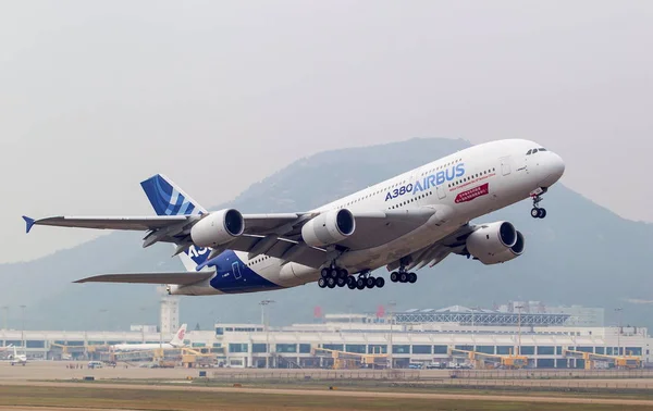 Airbus A380 Jumbo Jet Décolle Aéroport Zhuhai Jinwan Lors 10E — Photo