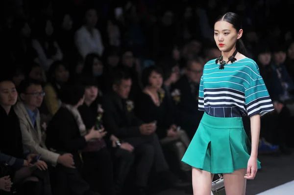 Модель Демонстрирует Создание 2014 China Knitwear Fashion Design Contest Время — стоковое фото