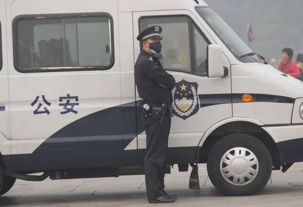 Agente Polizia Che Indossa Una Maschera Viso Guardia Piazza Tiananmen — Foto Stock