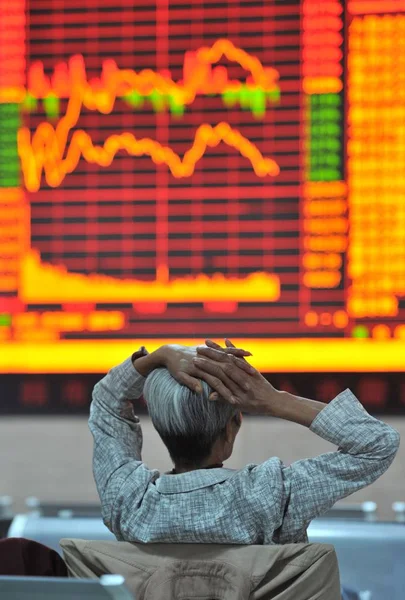 Стурбований Китайський Інвестор Думки Шанхай Композитний Індекс Фондових Брокерських Будинку — стокове фото