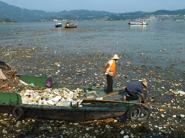 2014年10月5日 中国工人在湖北省宜昌市三峡大坝附近的三峡水库收集漂浮在长江上的垃圾 — 图库照片