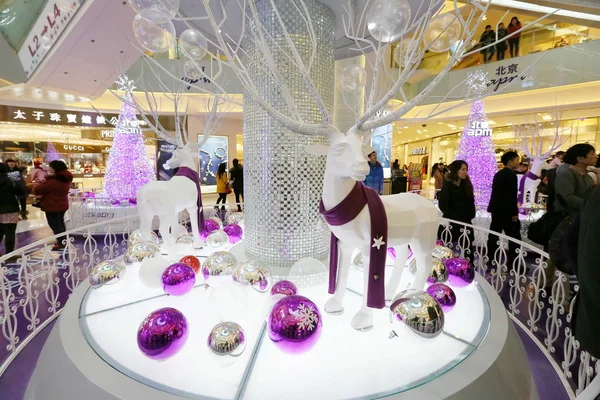 Pessoas Passam Por Decorações Temáticas Natal Shopping Center Apm Pequim — Fotografia de Stock