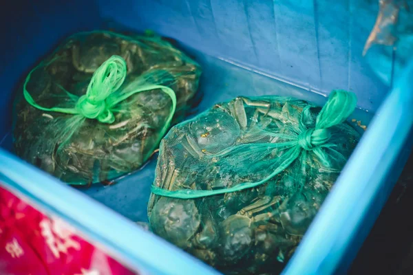 Crabii Păroși Proaspăt Pescuiți Sunt Ținuți Într Coș Malul Lacului — Fotografie, imagine de stoc