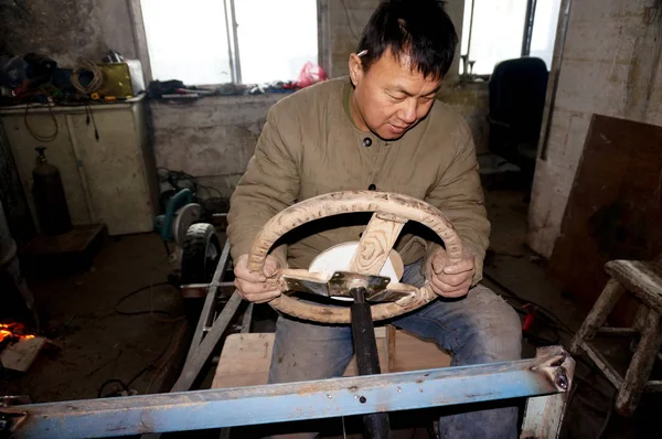 Κινέζος Ξυλουργός Liu Fulong Συναρμολογεί Σπιτικό Ηλεκτρικό Ξύλινο Θωρακισμένο Όχημα — Φωτογραφία Αρχείου
