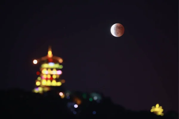 2014年10月8日 中国東部の浙江省台州市の空に月食が見られる — ストック写真