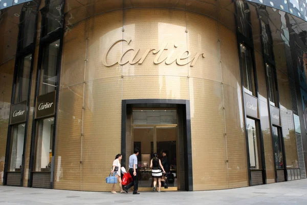 Clientes Entram Uma Loja Marca Luxo Cartier Xangai China Julho — Fotografia de Stock