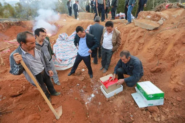 Liu Guoping Direita Descendente Entombed Mantém Restos Escavados Túmulo Onde — Fotografia de Stock