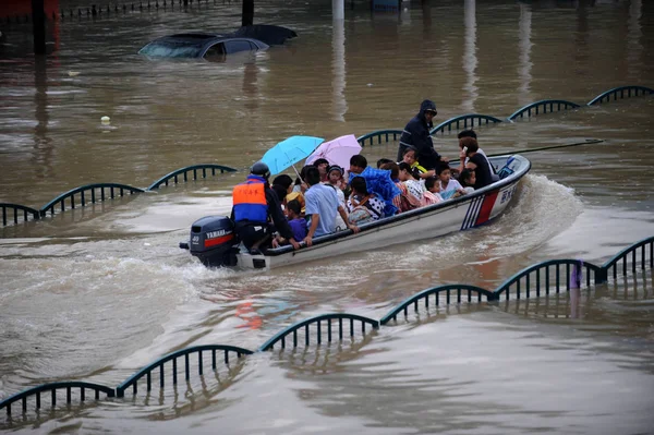 2014年8月20日 中国东部浙江省丽水市暴雨造成的当地居民撤离被淹地区 — 图库照片