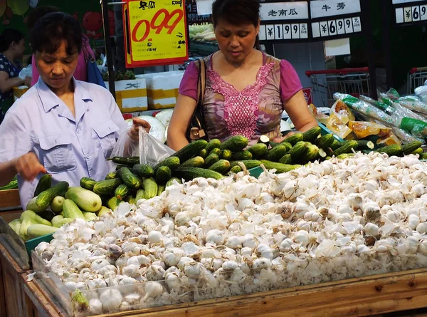 Clienti Cinesi Acquistano Verdure Supermercato Nella Città Yichang Provincia Centrale — Foto Stock