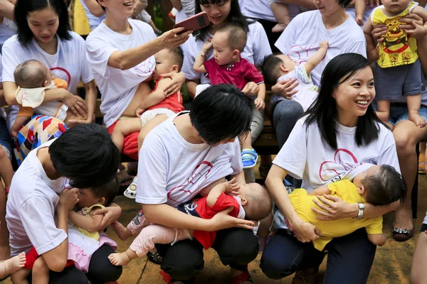 Mamele Chineze Își Țin Sau Alăptează Bebelușii Timpul Unui Eveniment — Fotografie, imagine de stoc
