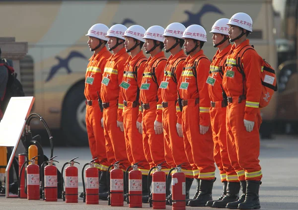 Bombeiros Chineses Vigiam Fora Grande Salão Povo Durante Primeira Sessão — Fotografia de Stock