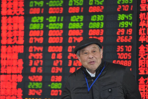 Китайський Інвестор Проходить Повз Екран Відображає Ціни Акцій Червоний Зростання — стокове фото