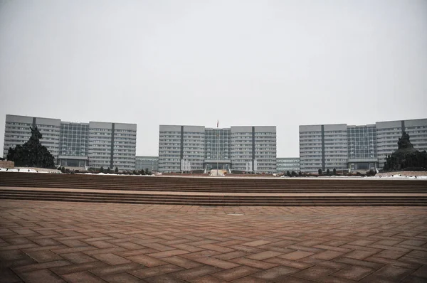 2012年12月15日 中国北部内モンゴル自治区オルドス市の空のジンギス カーン広場の眺め — ストック写真