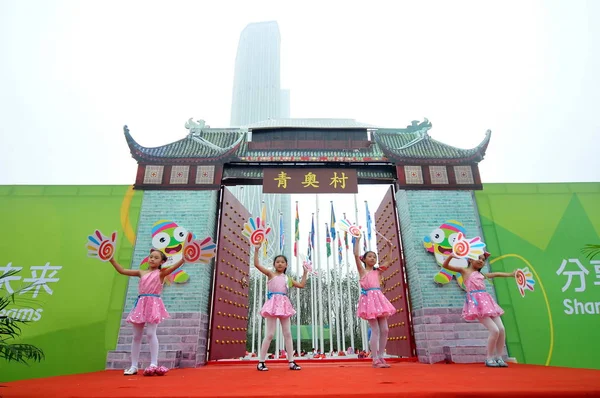 Young Chinese Girls Perform Opening Ceremony Youth Olympic Village Ahead — 스톡 사진