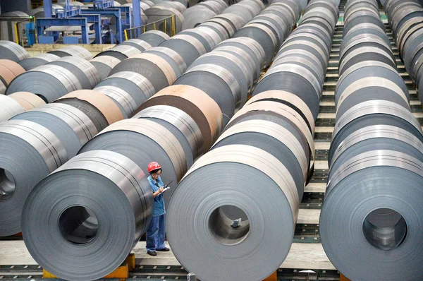 2014年8月13日 中国中部の河北省半安市にある河北鉄鋼グループの製鉄所の倉庫で 中国人労働者がコイル鋼板のロールを点検する — ストック写真