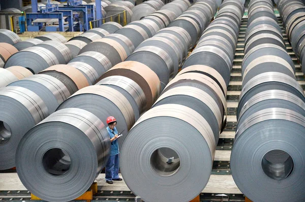 Trabajador Chino Comprueba Rollos Chapa Acero Enrollada Almacén Una Planta —  Fotos de Stock