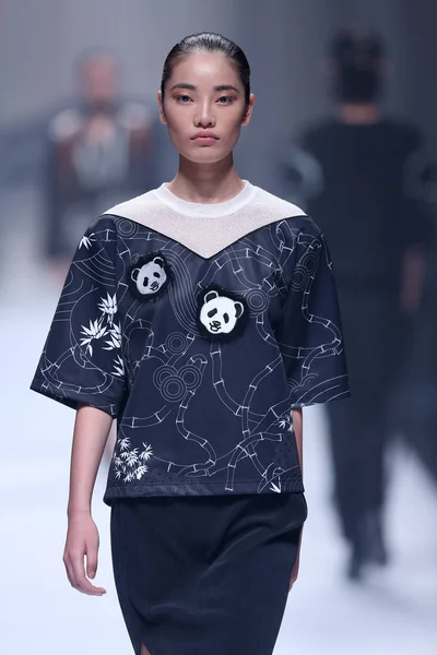Modell Jelenik Meg Egy Teremtés Cheng Divatbemutató Során Shanghai Fashion — Stock Fotó