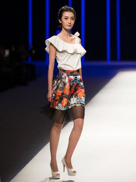 Modelo Exibe Uma Nova Criação Designer Yuan Bing Desfile Moda — Fotografia de Stock