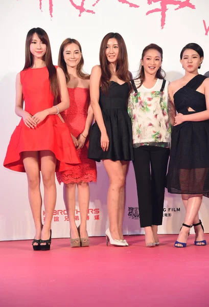 中国女演员凯迪 女歌手丁丁 模特兼女演员妮 女演员周迅和台湾女演员埃冯妮 Evonne Sie 在中国北京举行的新片 女人谁调情 的新闻发布会上摆姿势 — 图库照片