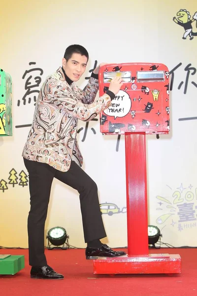 台湾の中華電信記事のプロモーション イベント中に台湾の歌手ジャム シャオ ポーズ 2014 — ストック写真