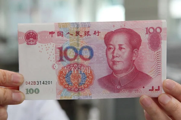 Funcionário Chinês Mostra Notas Yuan Rmb Renminbi Banco Cidade Lianyungang — Fotografia de Stock