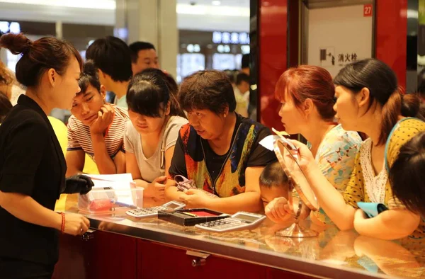Κινεζική Πελάτες Αγοράζουν Χρυσά Στολίδια Ένα Κατάστημα Κοσμημάτων Στο Xuchang — Φωτογραφία Αρχείου