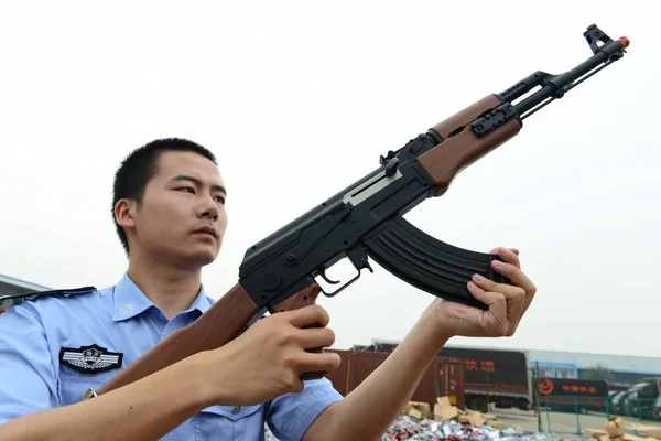 Ein Chinesischer Polizeibeamter Zeigt Eine Nachgemachte Pistole Die Der Stadt — Stockfoto