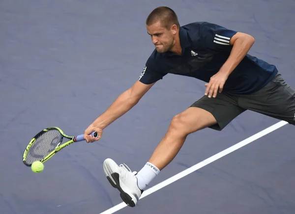 Mikhail Youzhny Rosji Zwraca Strzał Feliciano Lopez Hiszpanii Ćwierćfinale Gra — Zdjęcie stockowe