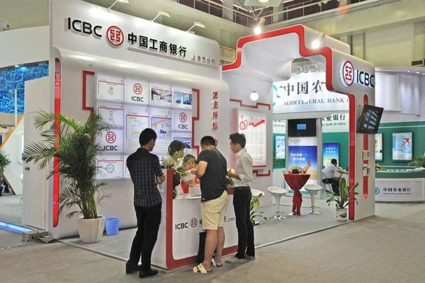 People Visit Stand Icbc Industrial Commercial Bank China Fair Shanghai — Stock Photo, Image