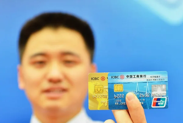 Een Chinese Man Toont Zijn Bankkaarten Van Icbc Industriële Commerciële — Stockfoto