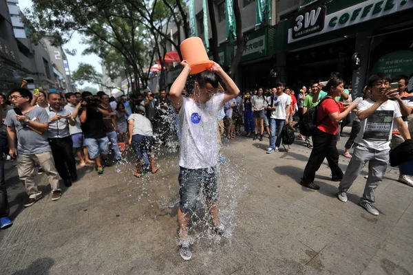 Los Jóvenes Alinean Largo Una Calle Para Desafiar Desafío Del — Foto de Stock