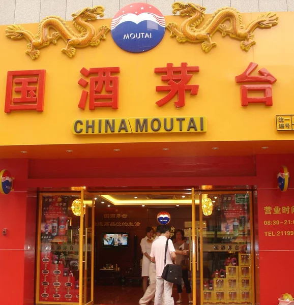 Πελάτες Επιλέγουν Λευκά Οινοπνευματώδη Ποτά Ένα Κατάστημα Της Κίνας Moutai — Φωτογραφία Αρχείου