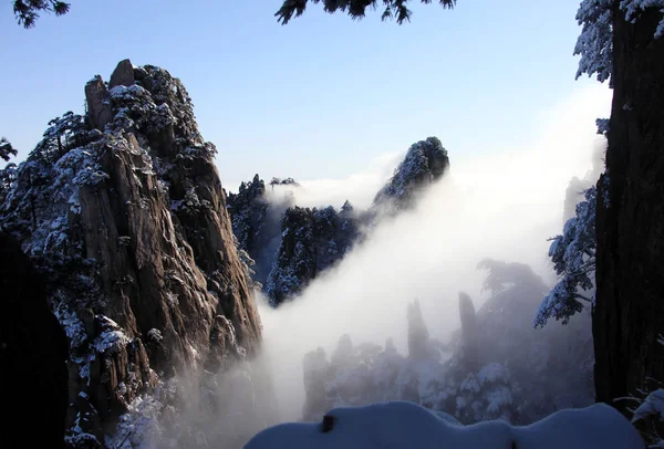 Paisaje Montaña Amarilla También Conocido Como Huangshan Envuelto Niebla Nube — Foto de Stock