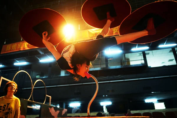 Eine Junge Chinesische Akrobatin Übt Während Sie Eine Stange Beißt — Stockfoto