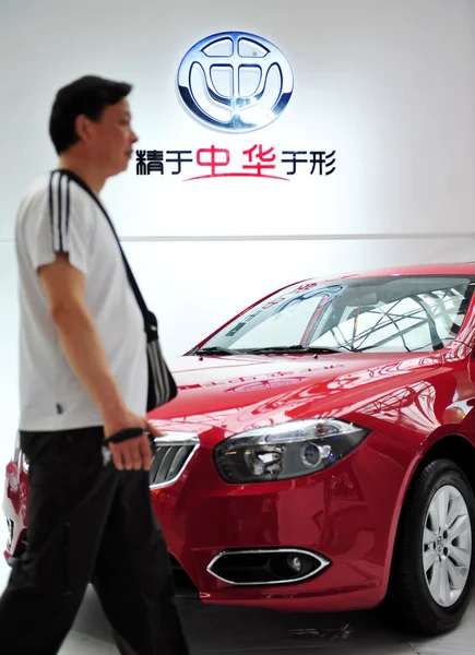 Látogató Elsétál Zhonghua Autó Brilliance Auto Során Egy Automatikus Show — Stock Fotó