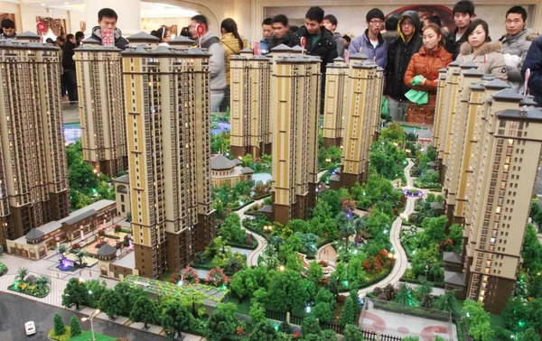 2012年12月23日 中国中部河南省许昌市一家销售办事处 潜在买家正在查看新房开发规模模型 — 图库照片