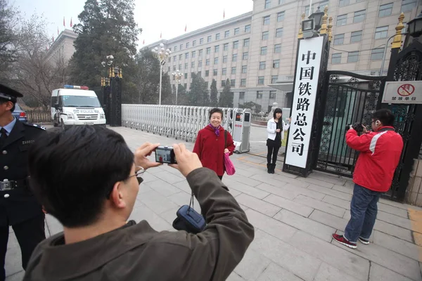 Menschen Fotografieren Tor Der Chinesischen Eisenbahngesellschaft Ehemals Eisenbahnministerium Peking China — Stockfoto