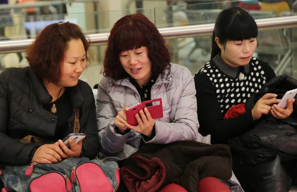 Chinesische Frauen Surfen Mit Ihren Smartphones Internet Einem Einkaufszentrum Der — Stockfoto