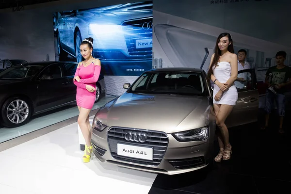 Modelos Posan Con Coche Audi A4L Durante Una Exposición Automóviles — Foto de Stock