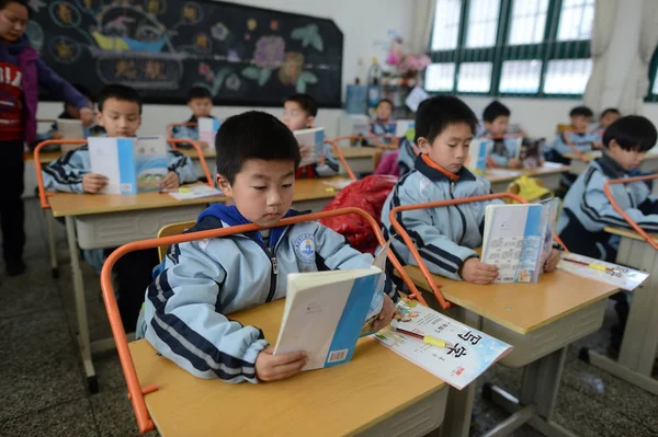Estudantes Chineses Lêem Mesas Com Bares Instalados Para Manter Uma — Fotografia de Stock
