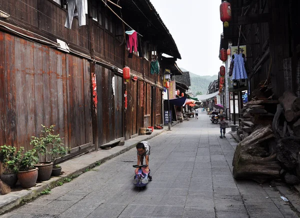 Een Lokale Jongen Speelt Een Oude Lane Hongjiang Stad Huaihua — Stockfoto