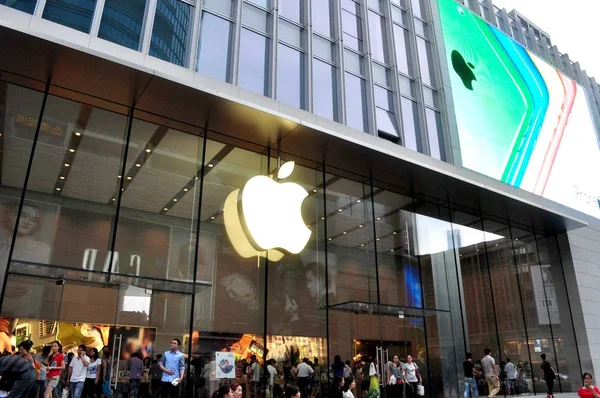 Pelanggan Berkumpul Apple Store Jalan Perbelanjaan Nanjing Road Shanghai Cina — Stok Foto