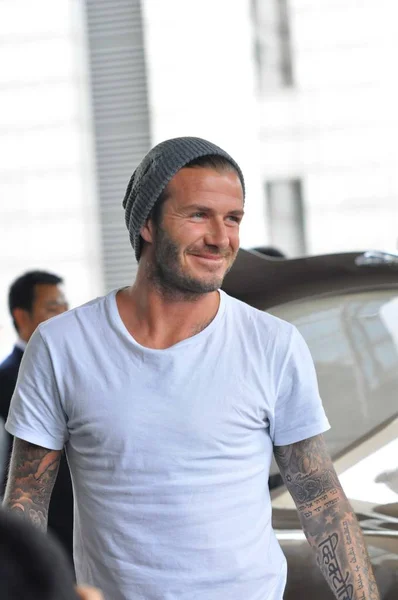 Anglické Fotbalové Superstar David Beckham Usmívá Odchodu Limuzína Bentley Hotelu — Stock fotografie