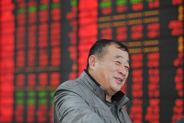 Китайські Переговори Інвестора Іншими Він Дивиться Ціни Акцій Червоний Зростання — стокове фото