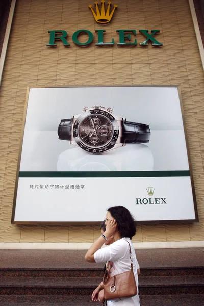 File Piéton Passe Devant Une Publicité Rolex Shanghai Chine Mai — Photo
