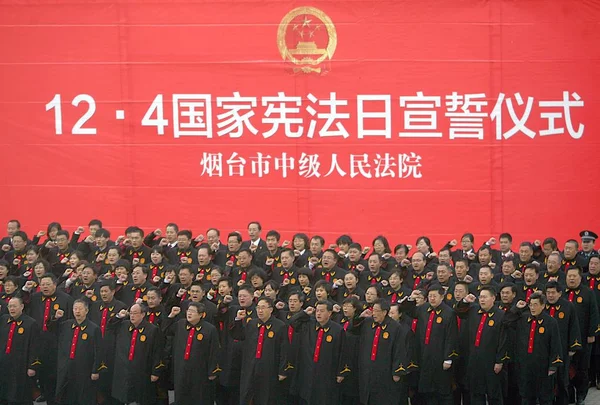 Китайські Судді Яньтай Середнього Народного Суду Клянуться Клятву Під Час — стокове фото