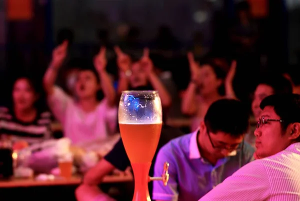 2014年8月20日 中国東部山東省青島市で開催される第24回青島国際ビールフェスティバルでビールを楽しむ人々 — ストック写真
