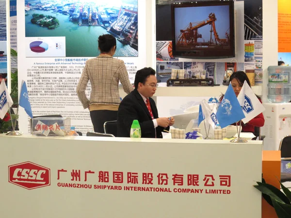 Människor Besöker Fartygsmodeller Displayen Montern Guangzhou Shipyard International Gsi Utställning — Stockfoto