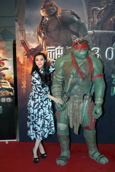 Actriz China Fan Bingbing Posa Con Una Modelo Tortuga Ninjia — Foto de Stock