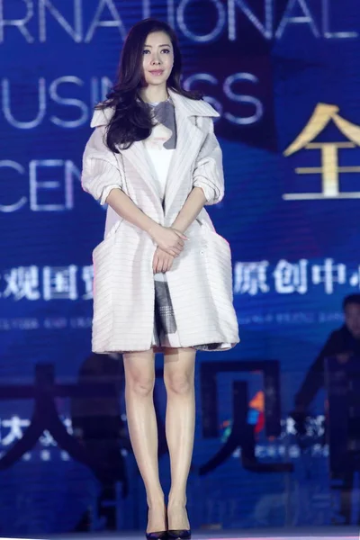 Hong Kong Modell Och Skådespelare Lynn Hung Poserar Mode Evenemang — Stockfoto